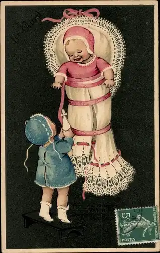 Präge Ak Mädchen reicht Baby die Milchflasche