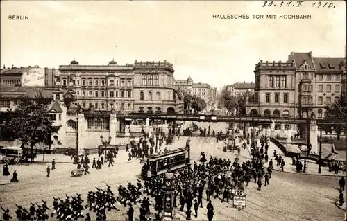 Ak Berlin Kreuzberg, Hallesches Tor mit Hochbahn, Straßenbahn, Soldatenkompanie