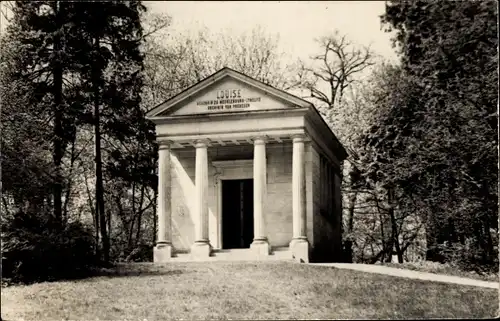 Ak Neustrelitz in Mecklenburg, Louisentempel im Stadtpark