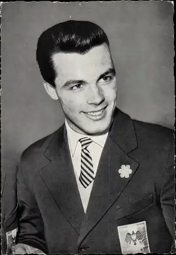 Ak Skirennfahrer Toni Sailer im Anzug, Abzeichen