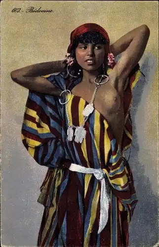 Ak Bedouine, junge Frau mit entblößter Brust, Kopftuch, Schmuck, Maghreb