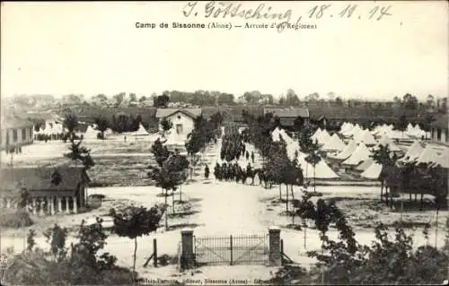 Ak Sissonne Aisne, vue générale du Camp, Arrivée d'un Régiment