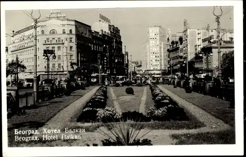 Ak Belgrad Beograd Serbien, Straßenpartie mit Blick zum Hotel Balkan, Blumenbeete