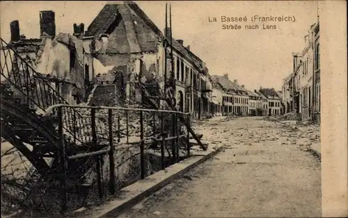 Ak La Bassée Nord, zerstörte Häuser, Straße nach Lens