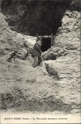 Ak Saint Moré Yonne, Le Père Leleu montant à sa Grotte