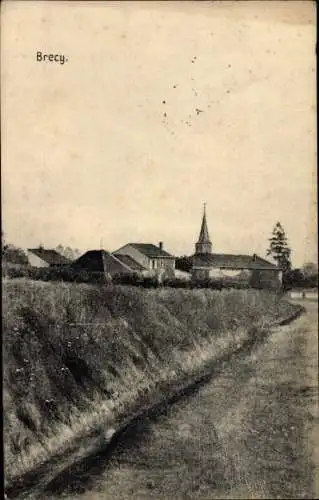Ak Brecy Aisne, Straßenpartie mit Blick zum Ort, Kirche, Feld, Häuser