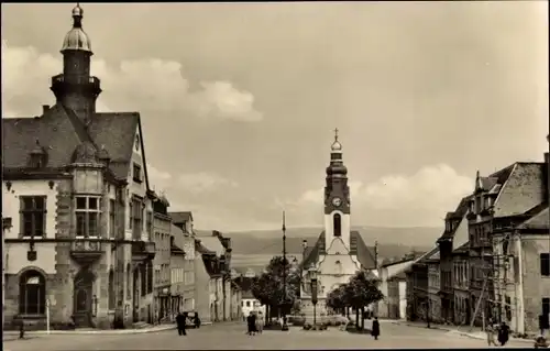 Ak Adorf im Vogtland, Ernst-Thälmann-Platz mit Rathaus und Michaeliskirche