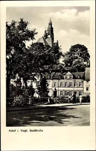 Ak Adorf im Vogtland, Straßenpartie mit Blick zur Stadtkirche