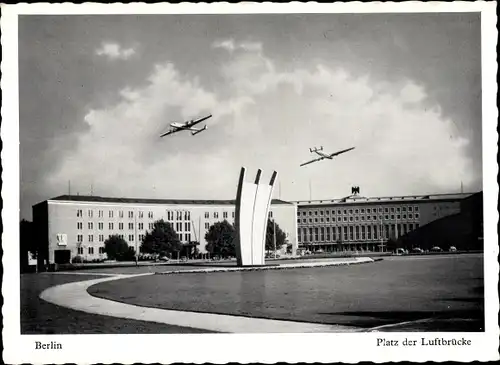 Ak Berlin Tempelhof, Platz der Luftbrücke, Flieger