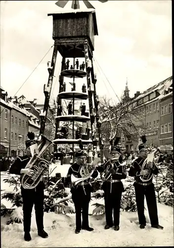Ak Schneeberg im Erzgebirge, Bergmann Bläserchor vor der Pyramide am Rathaus, Winter
