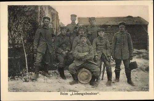 Ak Deutsche Soldaten beim Liebesgabenbier, Bierfass, 1. WK