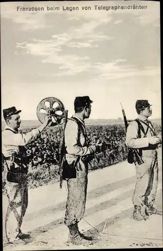 Ak Französische Soldaten beim Legen von Telegraphendrähten