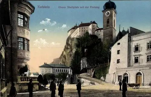 Ak Kufstein in Tirol, Oberer Stadtplatz mit der Festung