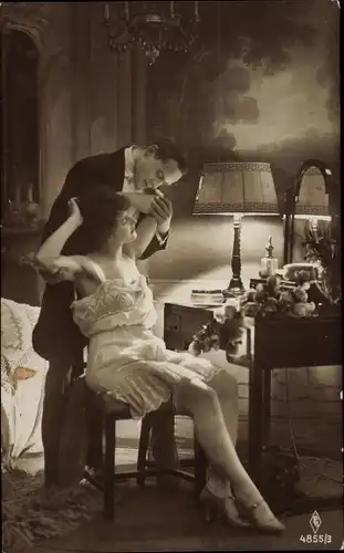 Ak Frau in Unterwäsche, Mann im Frack, Kuss