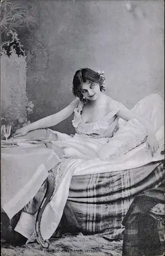 Ak Frau in Unterwäsche im Bett