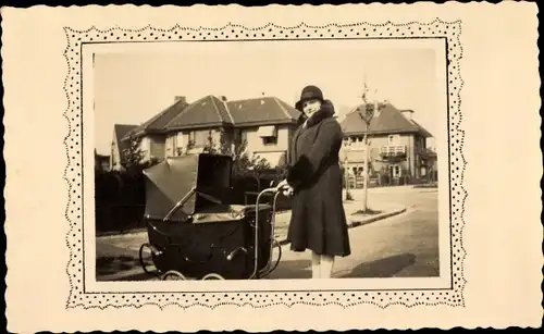 Foto Ak Heemstede Nordholland Niederlande, Frau mit Kinderwagen