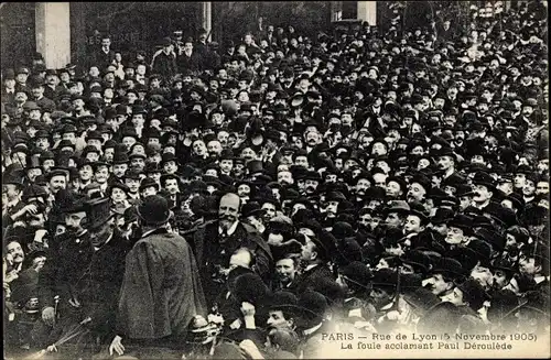 Ak Paris XVII, Rue de Lyon, la foule acclamant Paul Deroulede 1905