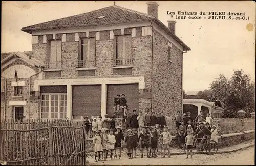 Ak Pileu Essonne, Les  Enfants du Pileu devant leur ecole