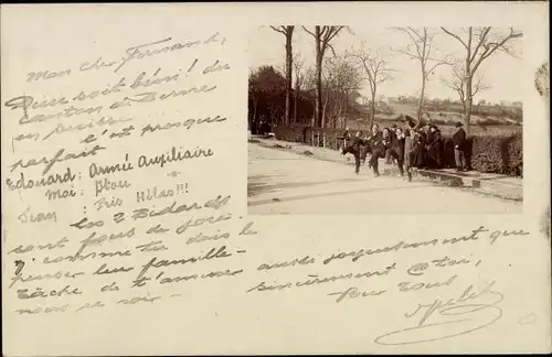 Foto Ak Kanton Bern Schweiz, Ortsansicht, Touristen, Gruppenbild, Straße, Bäume