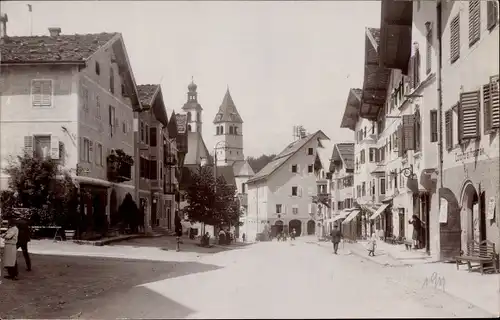 Foto Ak Kitzbühel in Tirol, Straßenpartie im Ort