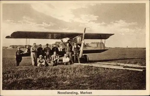 Ak Marken Nordholland, Noodlanding, Notlandung auf einer Wiese, Flugzeug