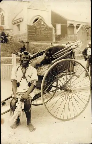 Foto Ak Südafrika, Rikscha, Mann mit Hörnerhelm