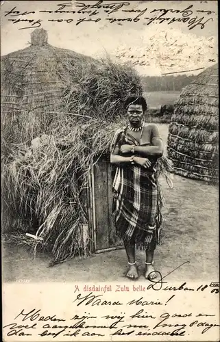 Ak A disdainful Zulu belle, Frau vor einer Strohhütte