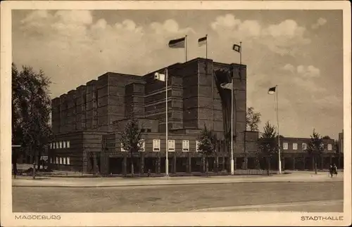 Ak Magdeburg in Sachsen Anhalt, Blick auf die Stadthalle, Fahnen