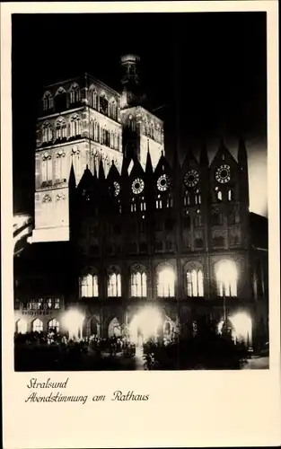 Ak Stralsund in Vorpommern, Abendstimmung am Rathaus, Nachtbeleuchtung