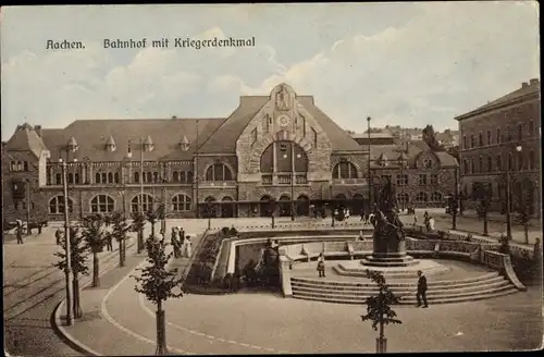 Ak Aachen in Nordrhein Westfalen, Bahnhof mit Kriegerdenkmal