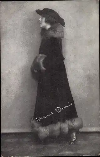 Foto Ak Johanna ? Frauenportrait im Profil, Mantel, Standportrait, Hut