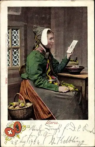 Ak Kanton Glarus, Frau in schweizerischen Trachten, Bauernstube