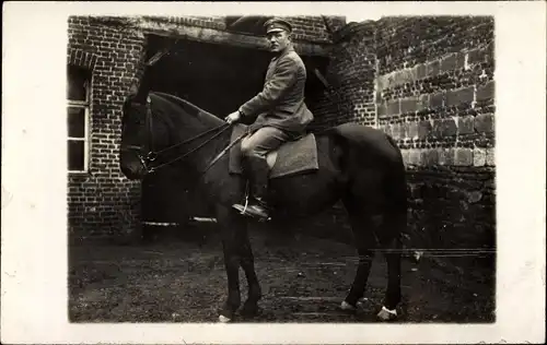 Foto Ak Deutscher Soldat in Uniform zu Pferde, Kaiserzeit