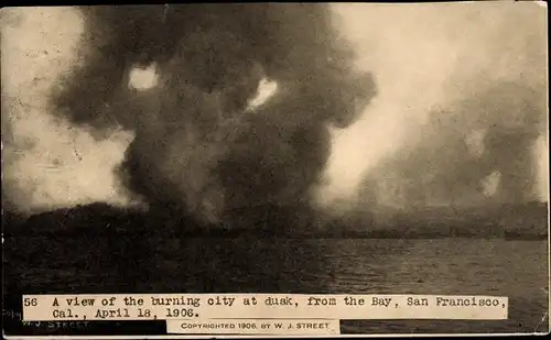 Ak San Francisco Kalifornien USA, A view of the burning city at dusk, 1906
