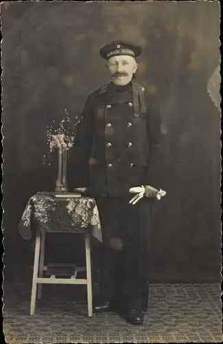 Foto Ak Deutscher Marinesoldat in Uniform, Standportrait, Blumenvase