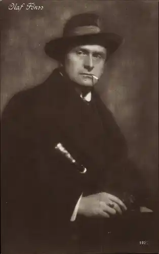 Ak Schauspieler Olaf Fönss, Portrait im Mantel, Hut und Gehstock, rauchend