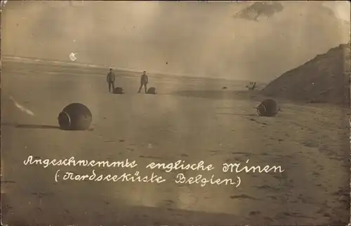 Foto Ak Belgien, Am Strand angeschwemmte englische Minen, I WK