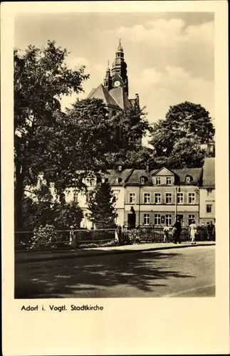 Ak Adorf im Vogtland, Straßenpartie mit Blick zur Stadtkirche