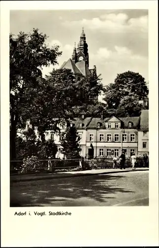 Ak Adorf im Vogtland, Straßenpartie mit Blick zur Stadtkirche