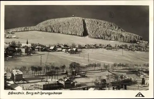 Ak Bärenstein im Erzgebirge, Berg mit Sprungschanze, Winterpanorama