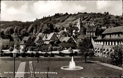 Ak Bad Orb in Hessen, Bahnhofsplatz mit Blick zum Molkenberg, Brunnen