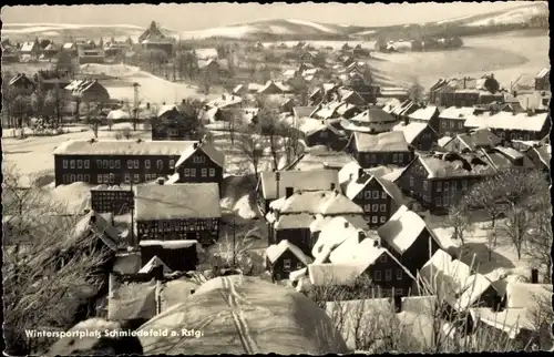 Ak Schmiedefeld am Rennsteig Suhl Thüringen, Blick über die Ortschaft im Winter