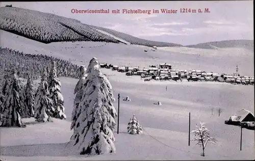 Ak Oberwiesenthal im Erzgebirge, Panorama mit Fichtelberg im Winter