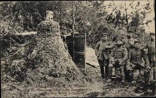 Ak Deutsche Soldaten, selbstgebauter Unterstand im Wald, Feueresse aus Tannennadeln und Lehm