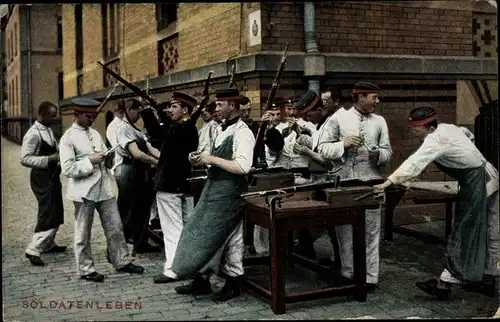 Ak Soldatenleben, deutsche Soldaten reinigen Gewehre, I. WK