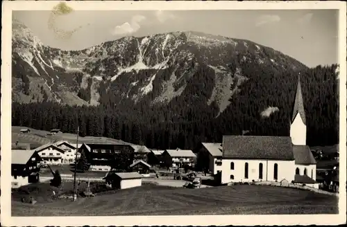 Ak Berwang in Tirol, Teilansicht mit Kirche und Axeljoch