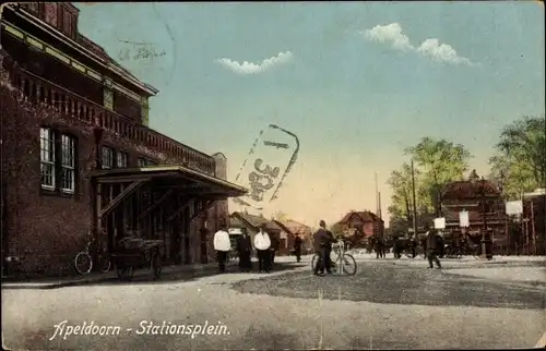 Ak Apeldoorn Gelderland, Stationsplein