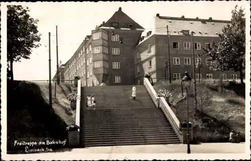 Foto Ak Limbach Oberfrohna Sachsen, Freitreppe am Bahnhof