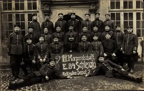Foto Ak Schleswig an der Schlei,Deutsche Soldaten,Uniformen,14. Korporalschaft E. 84,Rekr. Depot 2
