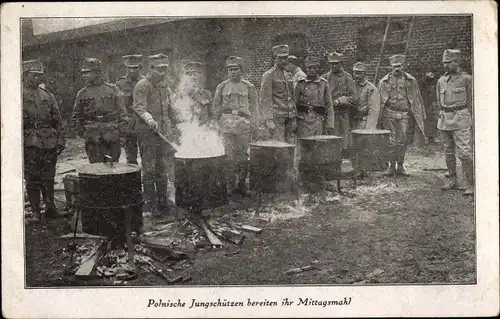 Ak Polnische Jungschützen bereiten ihr Mittagsmahl, Kochtöpfe, Soldaten
